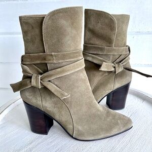 BANANA REPUBLIC Canton Suede Booties in Olive Green - 9M